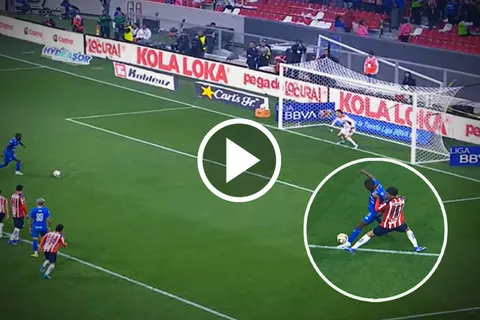 Christian Ebere anotó desde los doce pasos para igualar el marcador en el Cruz Azul vs. Chivas.