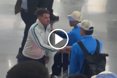 Se reveló el saludo de Larcamón con Toro y Giakoumakis en el aeropuerto.