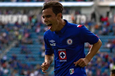 Llegó a Cruz Azul como un bombazo, fracasó y hoy entró al Salón de la Fama