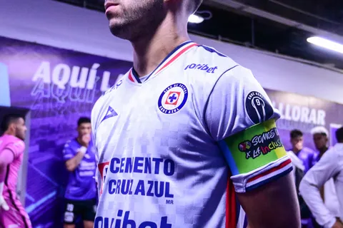 Las complicaciones de Cruz Azul para retener a Erik Lira en verano