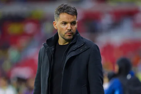 Nicolás Larcamón quedó en el foco de la tormenta tras el empate contra Querétaro.