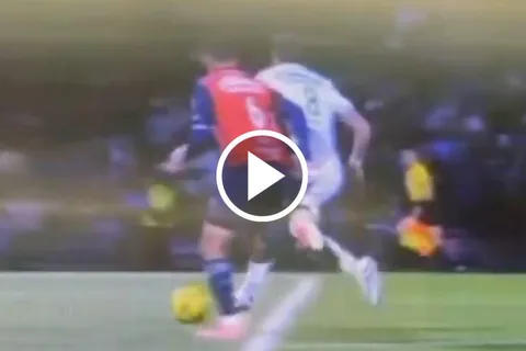 La polémica jugada de Erik Lira por la que piden penal.