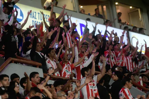 Afición del Necaxa explota por las salidas de Larcamón y Paradela a Cruz Azul: "Mercenarios"
