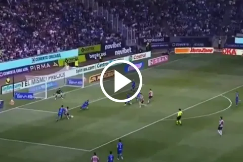 Se celebró como un gol: La salvada de otro planeta de Willer Ditta en el Cruz Azul vs. Chivas