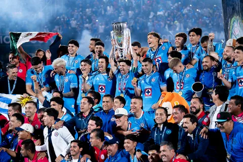 Andrés Montaño sorprendió en los festejos de Cruz Azul.