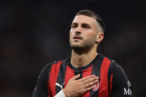 Santi Giménez habría perdido peso en el proyecto del AC Milan.