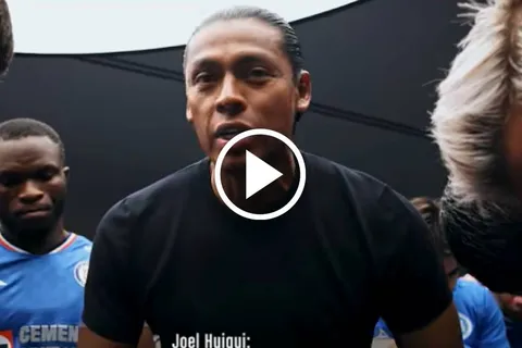 El entrenador cada vez se mete más dentro del grupo con su integración.