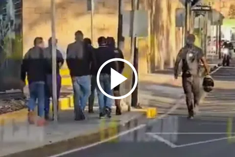 Aficionados de Cruz Azul llegaron a la sede del América con una pancarta y esto pasó...