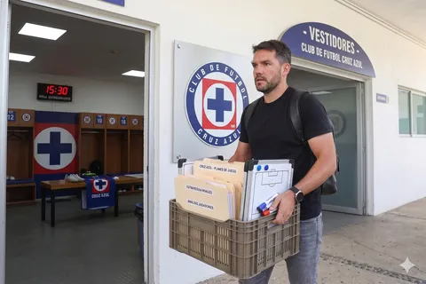 Nicolás Larcamón dejó de ser el DT de Cruz Azul en la antesala de la Liguilla.