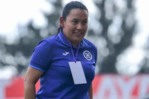 ¿Quién es Cecilia Cabrera, la nueva entrenadora al frente de Cruz Azul Femenil?