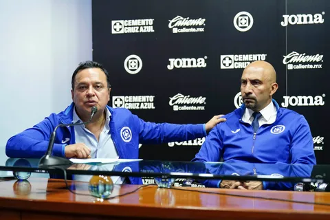 Los directivos de Cruz Azul fueron vistos utilizando otra marca