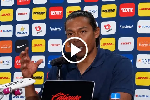 El estratega y una divertida conferencia de prensa.