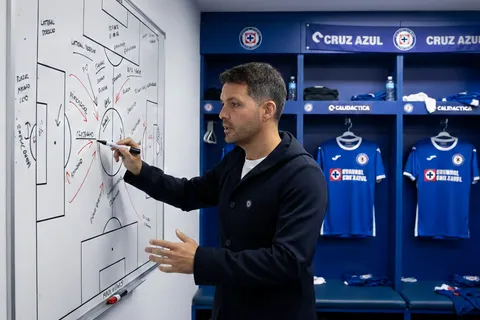 Nicolás Larcamón haría un cambio en el lateral derecho de Cruz Azul para los siguientes juegos.