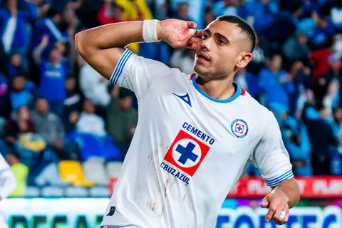 Gudiño lo hizo su paisano: el nuevo apodo de Giakoumakis al interior de Cruz Azul tras error de Orvañanos