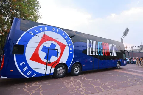 Agredieron al micro de Cruz Azul.