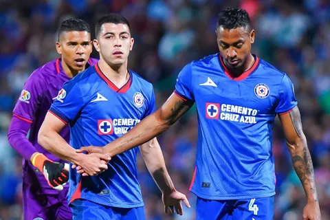Afición carga contra Willer Ditta tras una nueva expulsión con Cruz Azul en el Clausura 2024
