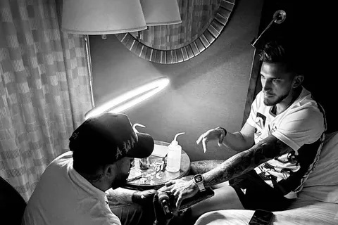 Es casi el tatuador oficial de Necaxa, pero una casualidad hizo que Gonzalo Piovi acabara en sus manos