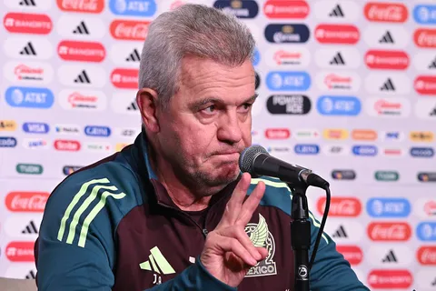 Javier Aguirre defendió a Santi Giménez tras el gol que falló