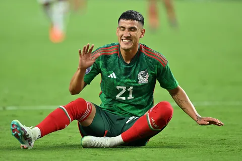 Noche negra de Uriel Antuna con el TRI… ¡Revientan al Brujo!