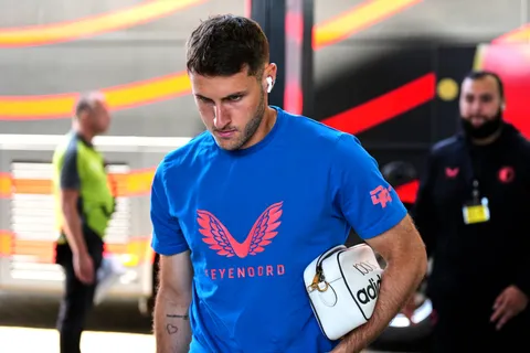 Santiago Giménez es protagonista en la nueva campaña del Feyenoord