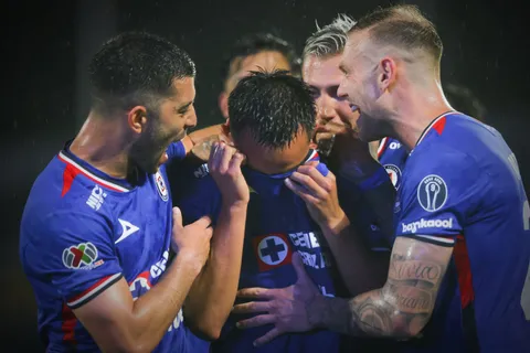 Charly Rodríguez recibió el apoyo de todo Cruz Azul tras el golpe recibido.
