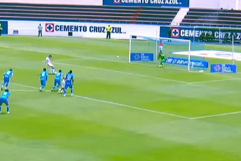 Emmanuel Ochoa atajó un penal clave para Cruz Azul Hidalgo.