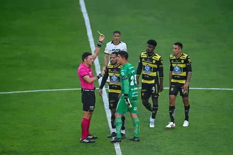 Debutante en Liguilla y señalado de ayudar a Pumas: así es el árbitro del Cruz Azul vs. Atlas