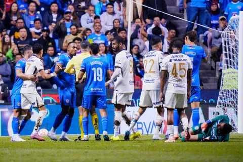 La contundente medida que medita Cruz Azul contra Pumas tras la lesión de Kevin Mier