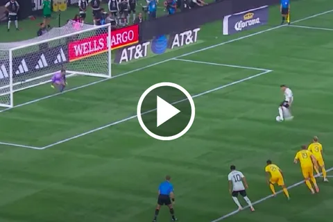 Santiago Giménez falló un penal clave ante Australia