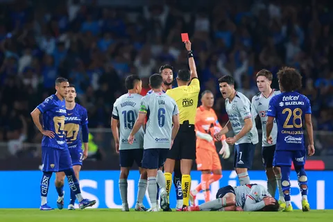 Cruz Azul enfrenta a Pumas en medio de tensiones por la designación arbitral.