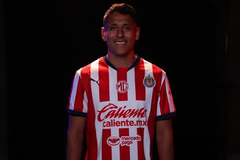 Luis Romo fue presentado oficialmente en Chivas.