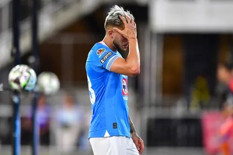 La afición de Cruz Azul explotó contra Gonzalo Piovi tras ser expulsado