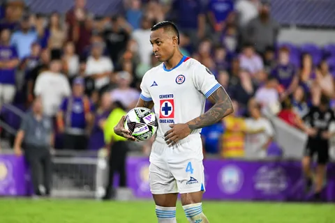 Willer Ditta se gana el corazón de la afición de Cruz Azul.
