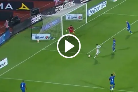 El portero cafetero se lució al cierre del primer tiempo.