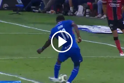 El africano se mostró activo reemplazando al Toro Fernández.