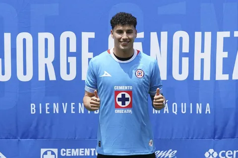Santi Giménez clave en el fichaje de Jorge Sánchez por Cruz Azul