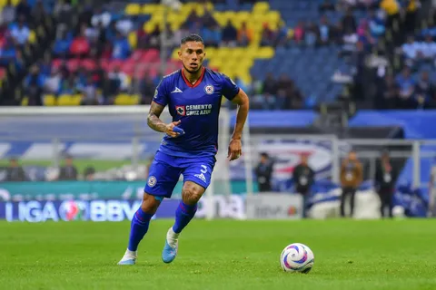 "No consumamos lo que se diga por 1 jugada": Carlos Salcedo se vale de Sofascore para paliar su error