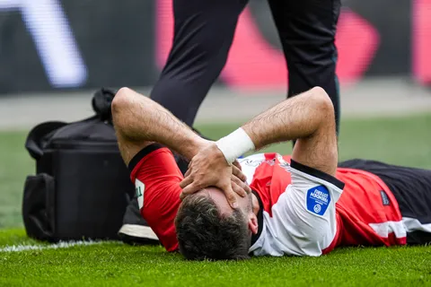 Las imágenes menos esperadas: Santiago Giménez sale en camilla del partido del Feyenoord