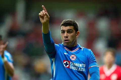 Erik Lira, indiscutido en el centro del campo.