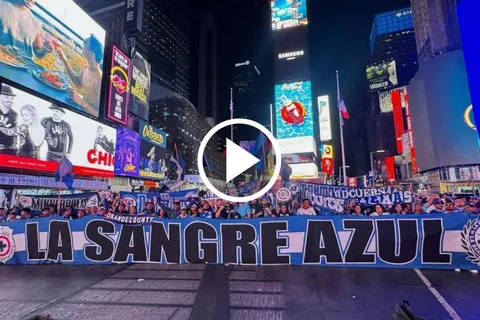 El imperdible banderazo de la Sangre Azul en Time Square
