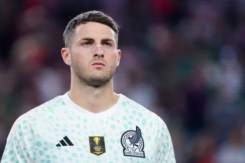 Santiago Giménez busca consolidarse en el Tri