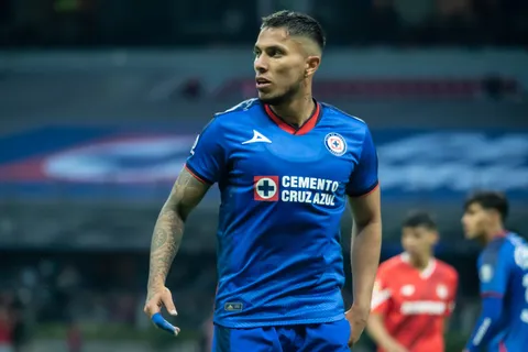 Destacan liderazgo de Carlos Salcedo en Cruz Azul