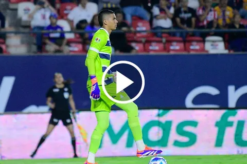 Mier sigue demostrando sus grandes dotes saliendo de la presión rival.