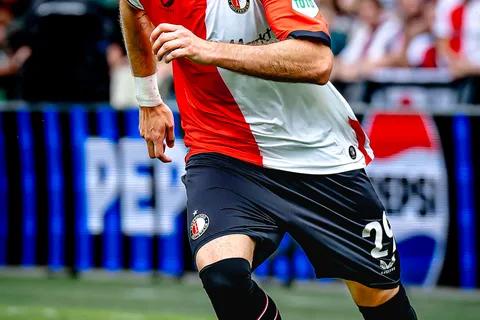 Santi Giménez regresaría con Feyenoord antes de los esperado.
