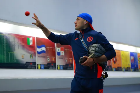 Cuando más lo extraña Cruz Azul: las vacaciones de Pablo Aguilar en México