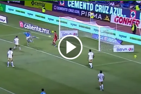 El acrobático recurso de Rodolfo Rotondi para anotar su doblete con Cruz Azul vs. Pumas