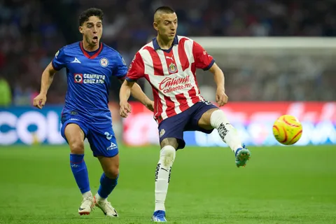 ¿Cruz Azul y Chivas vuelven a intercambiar refuerzos?