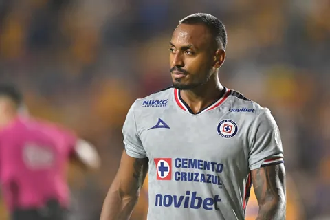 Sorpresa de última hora: Willer Ditta no entrenará con Cruz Azul durante el parón de selecciones