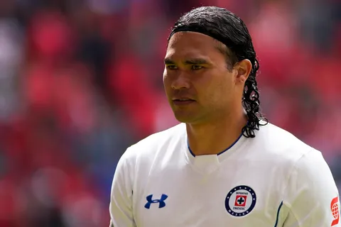 Atención: El "Gullit" Peña vuelve a México... ¿a Cruz Azul?