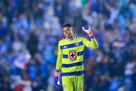 Kevin Mier sigue a lo suyo y se volvió a ausentar de la foto grupal de Cruz Azul tras vencer al Puebla